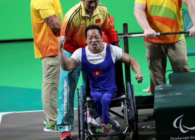 Weightlifter Le Van Cong sets Paralympic record - ảnh 1